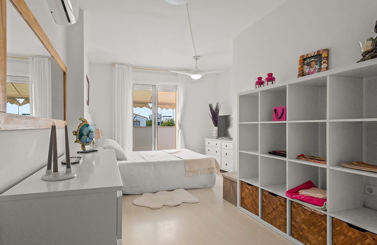 4 soverom Kjedet enebolig til salgs i Torre de la Horadada med svømmebasseng - € 382 000 (Ref: 9142240)