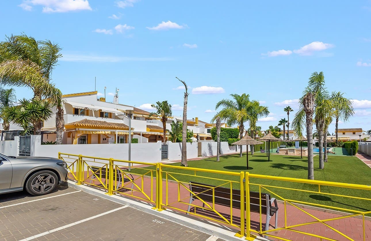 4 soverom Kjedet enebolig til salgs i Torre de la Horadada med svømmebasseng - € 382 000 (Ref: 9142240)