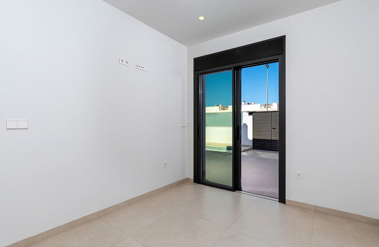 3 bedroom Penthouse for sale in Pilar de la Horadada with pool - € 379,900 (Ref: 9307157)