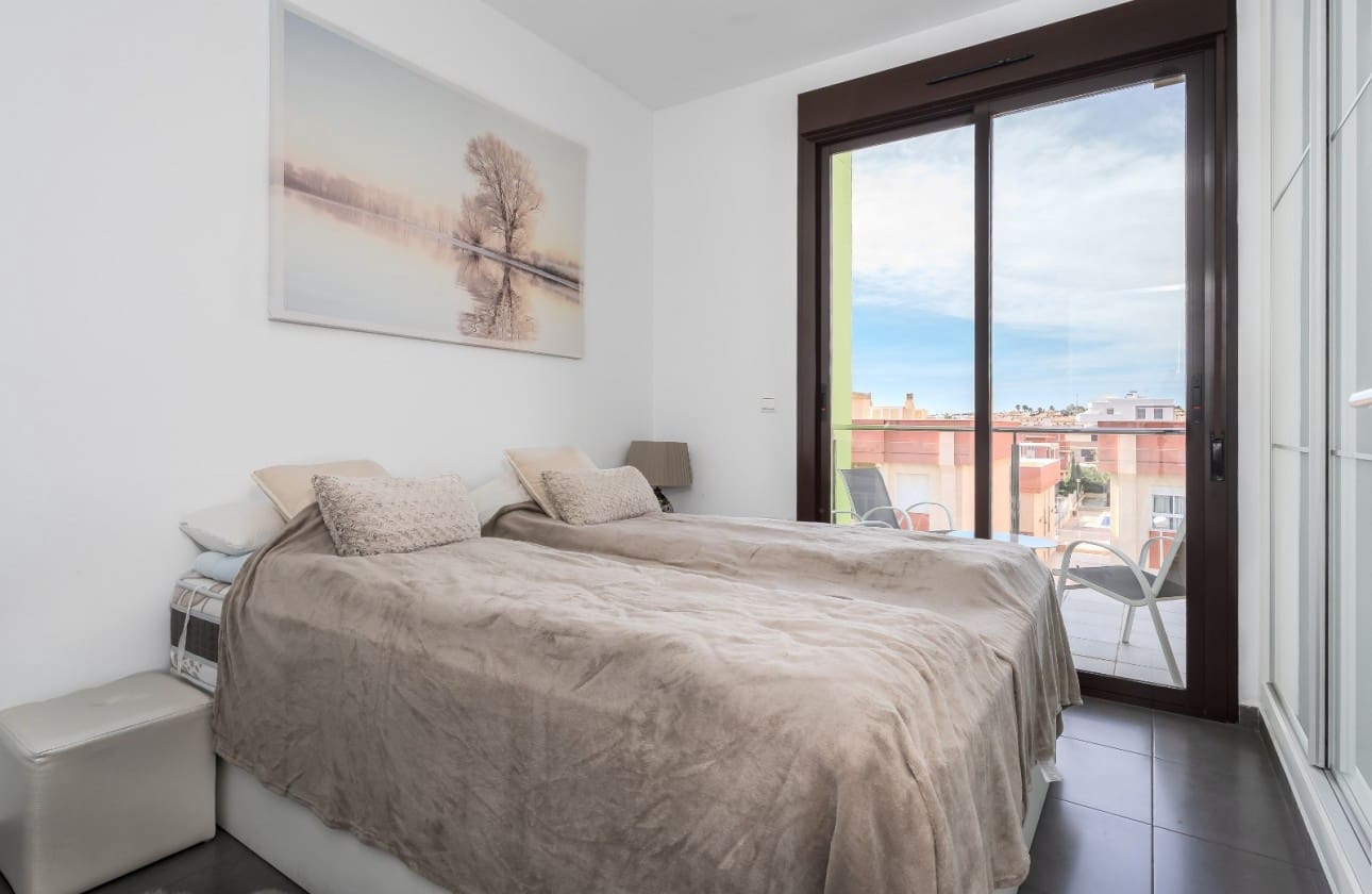 3 soverom Penthouse til salgs i Orihuela Costa med svømmebasseng garasje - € 359 000 (Ref: 9357791)