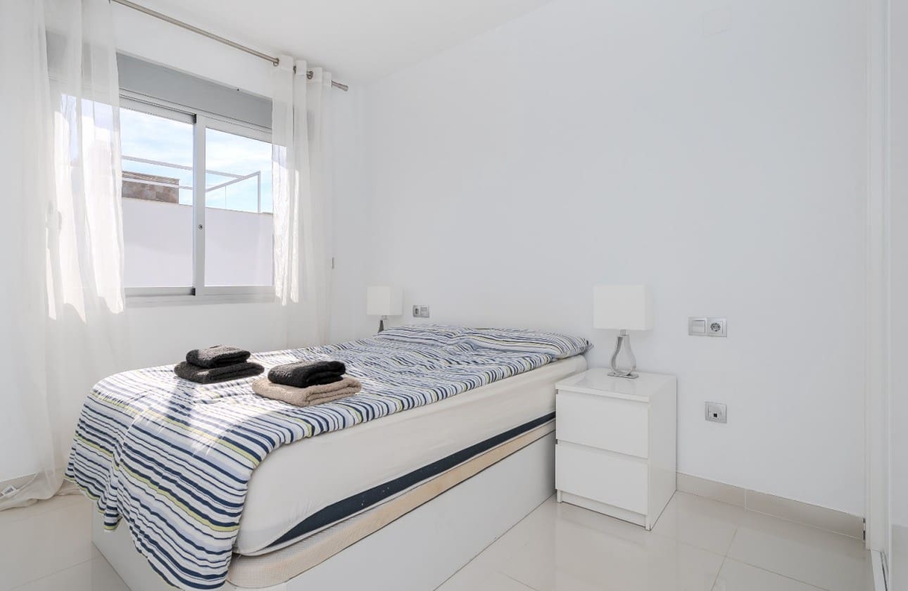 2 soverom Penthouse til salgs i Orihuela Costa med svømmebasseng garasje - € 289 000 (Ref: 9357946)