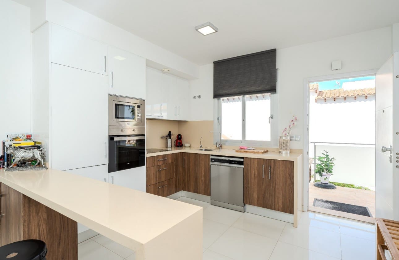 2 soverom Penthouse til salgs i Orihuela Costa med svømmebasseng garasje - € 289 000 (Ref: 9357946)