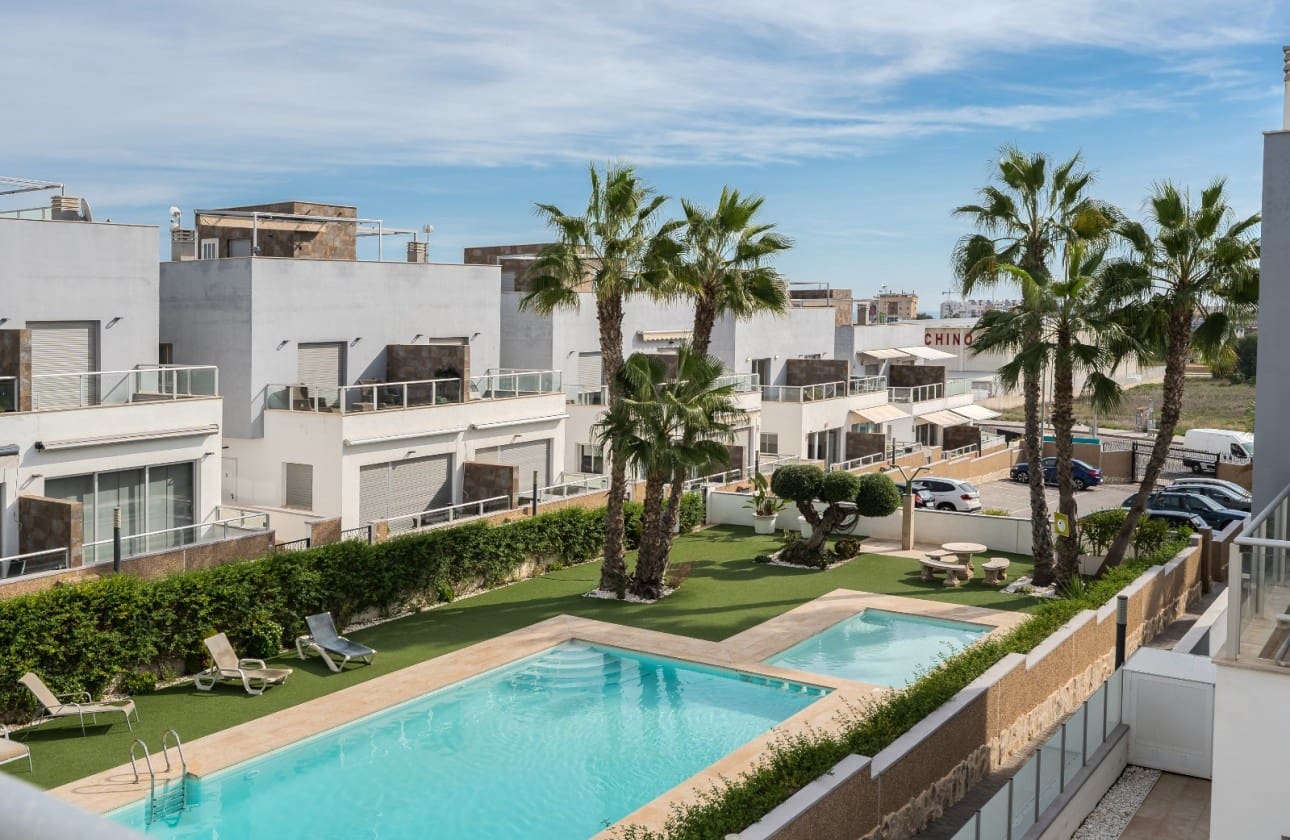 2 soverom Penthouse til salgs i Orihuela Costa med svømmebasseng garasje - € 289 000 (Ref: 9357946)