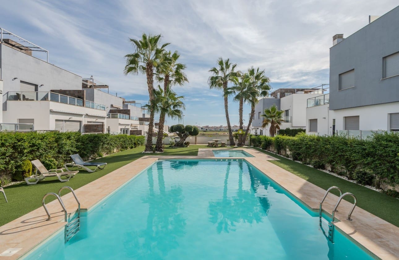 2 soverom Penthouse til salgs i Orihuela Costa med svømmebasseng garasje - € 289 000 (Ref: 9357946)