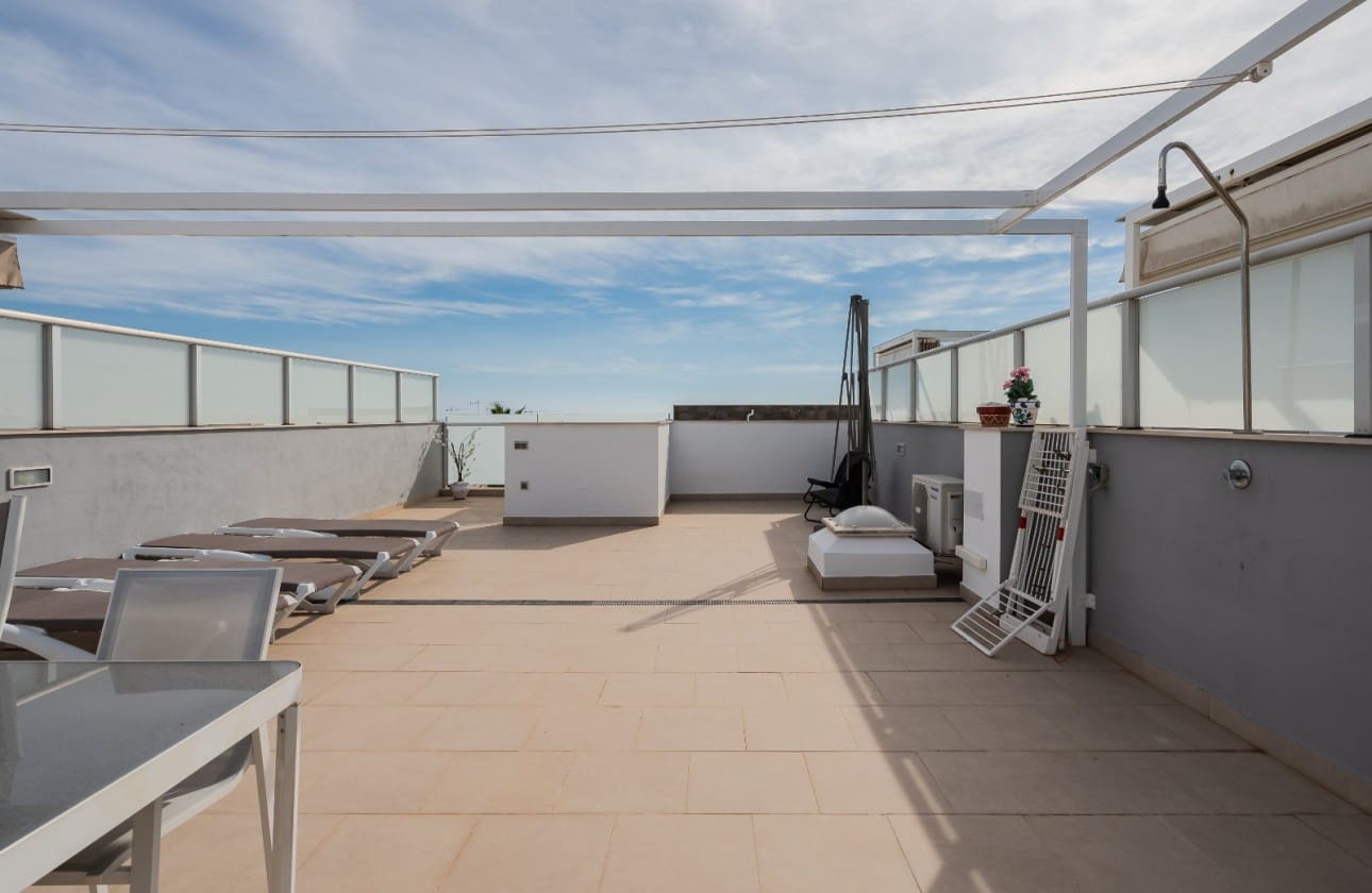 2 soverom Penthouse til salgs i Orihuela Costa med svømmebasseng garasje - € 289 000 (Ref: 9357946)