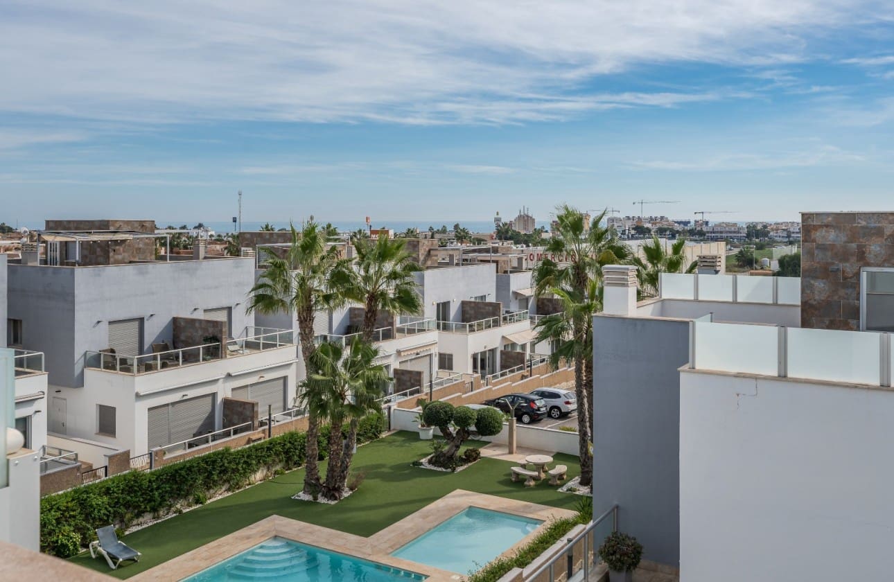 2 soverom Penthouse til salgs i Orihuela Costa med svømmebasseng garasje - € 289 000 (Ref: 9357946)