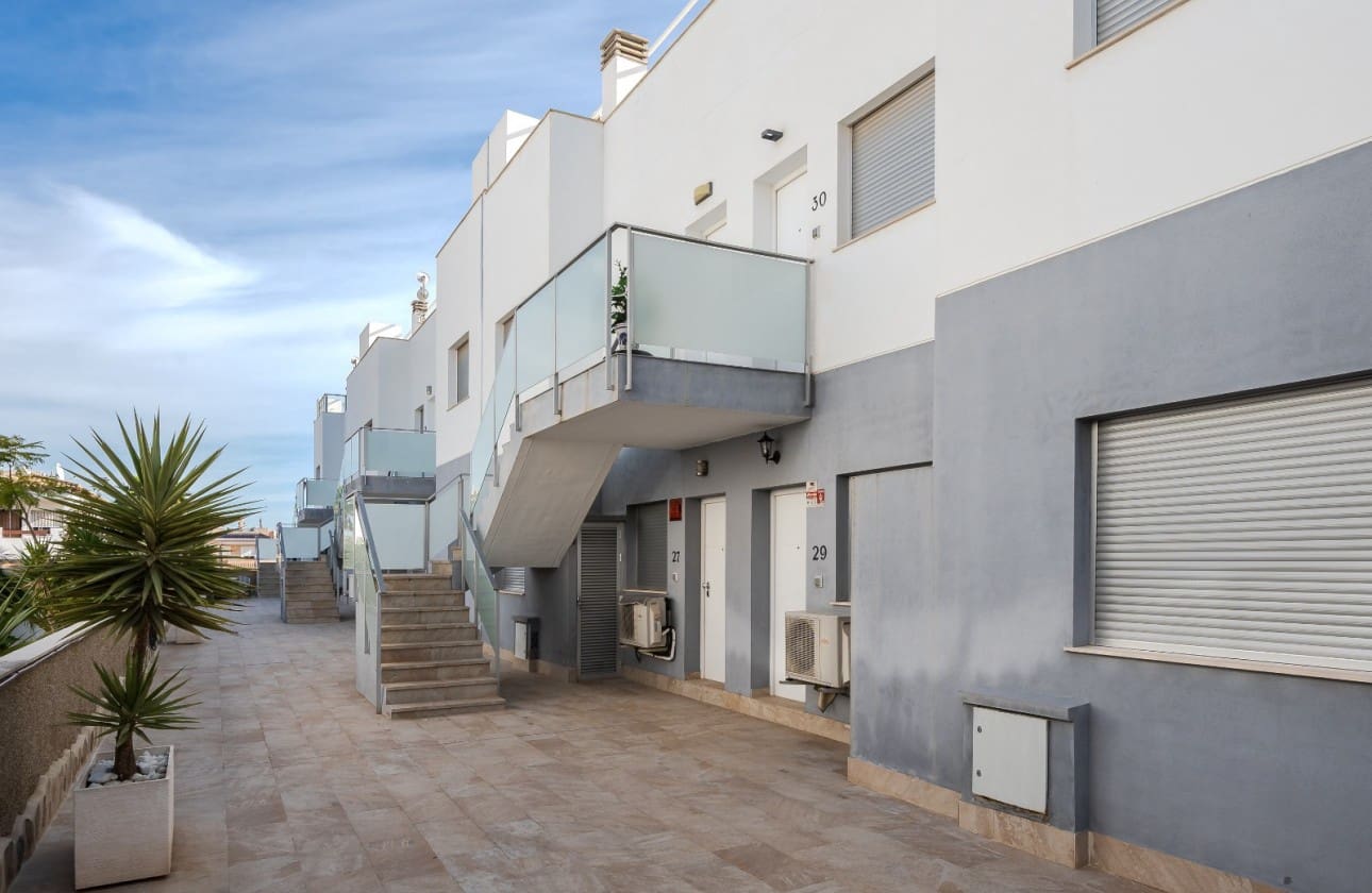 2 soverom Penthouse til salgs i Orihuela Costa med svømmebasseng garasje - € 289 000 (Ref: 9357946)