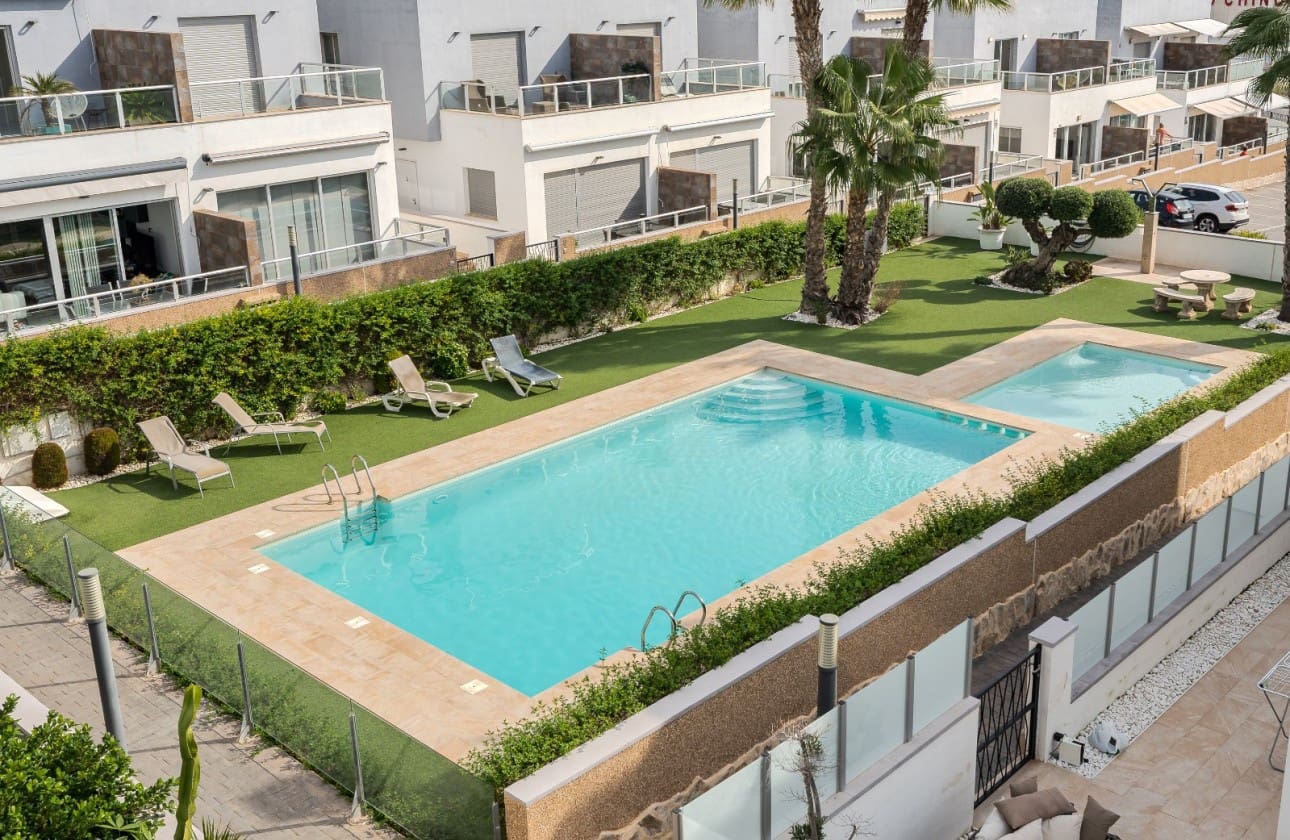 2 soverom Penthouse til salgs i Orihuela Costa med svømmebasseng garasje - € 289 000 (Ref: 9357946)