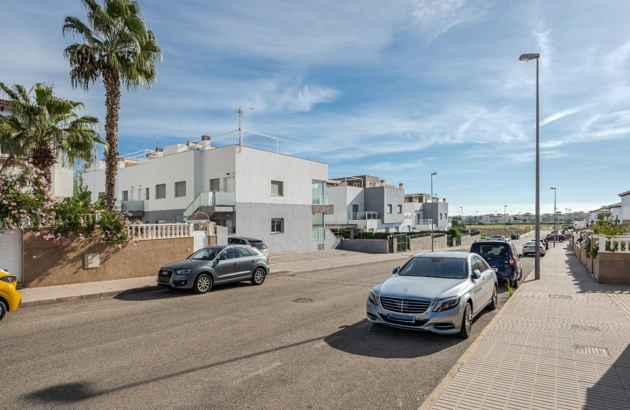 2 soverom Penthouse til salgs i Orihuela Costa med svømmebasseng garasje - € 289 000 (Ref: 9357946)