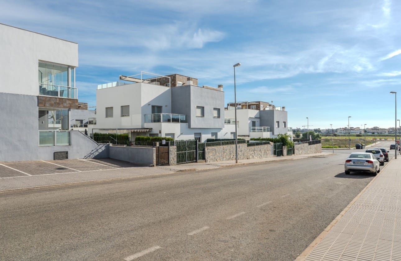 2 soverom Penthouse til salgs i Orihuela Costa med svømmebasseng garasje - € 289 000 (Ref: 9357946)