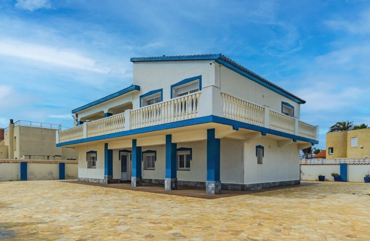 6 bedroom Villa for sale in La Manga del Mar Menor with garage - € 1,100,000 (Ref: 9462847)