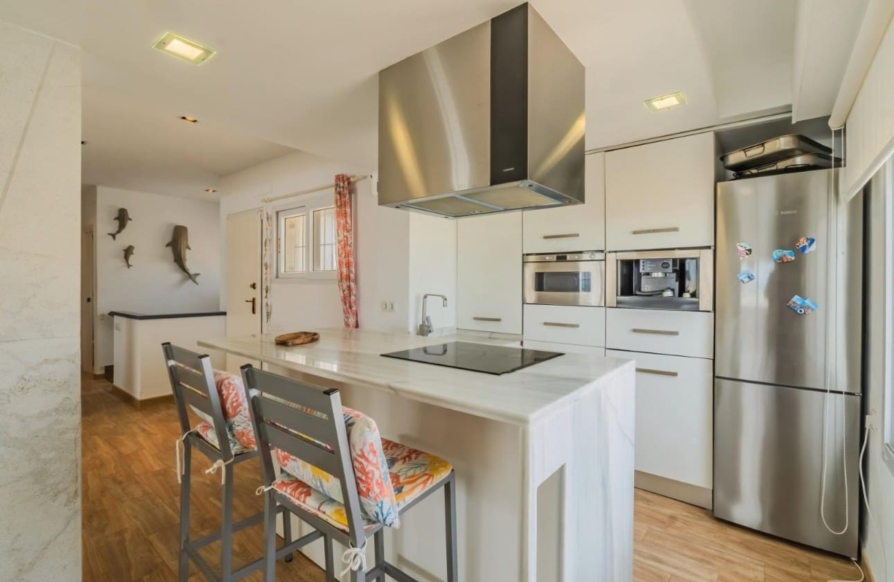 6 bedroom Villa for sale in La Manga del Mar Menor with garage - € 1,100,000 (Ref: 9462847)