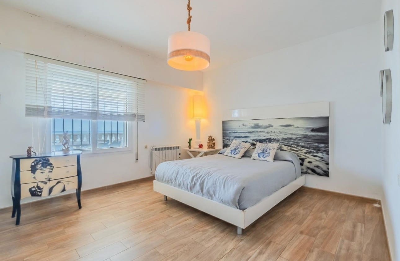 6 bedroom Villa for sale in La Manga del Mar Menor with garage - € 1,100,000 (Ref: 9462847)