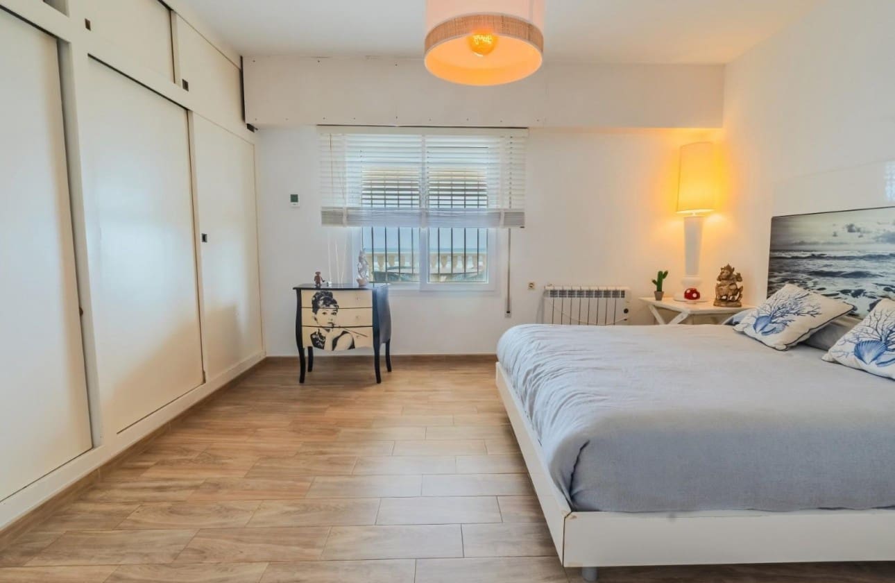 6 bedroom Villa for sale in La Manga del Mar Menor with garage - € 1,100,000 (Ref: 9462847)