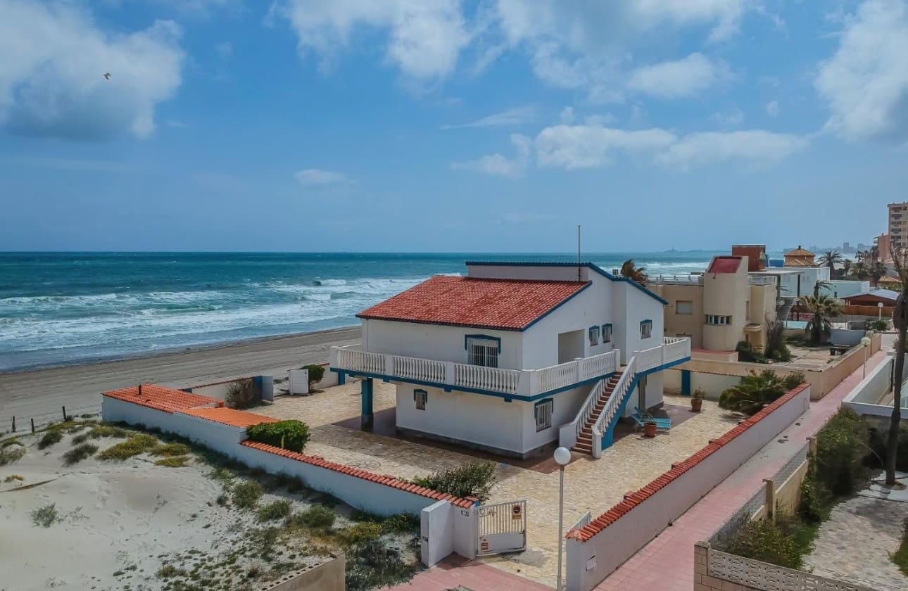 6 bedroom Villa for sale in La Manga del Mar Menor with garage - € 1,100,000 (Ref: 9462847)