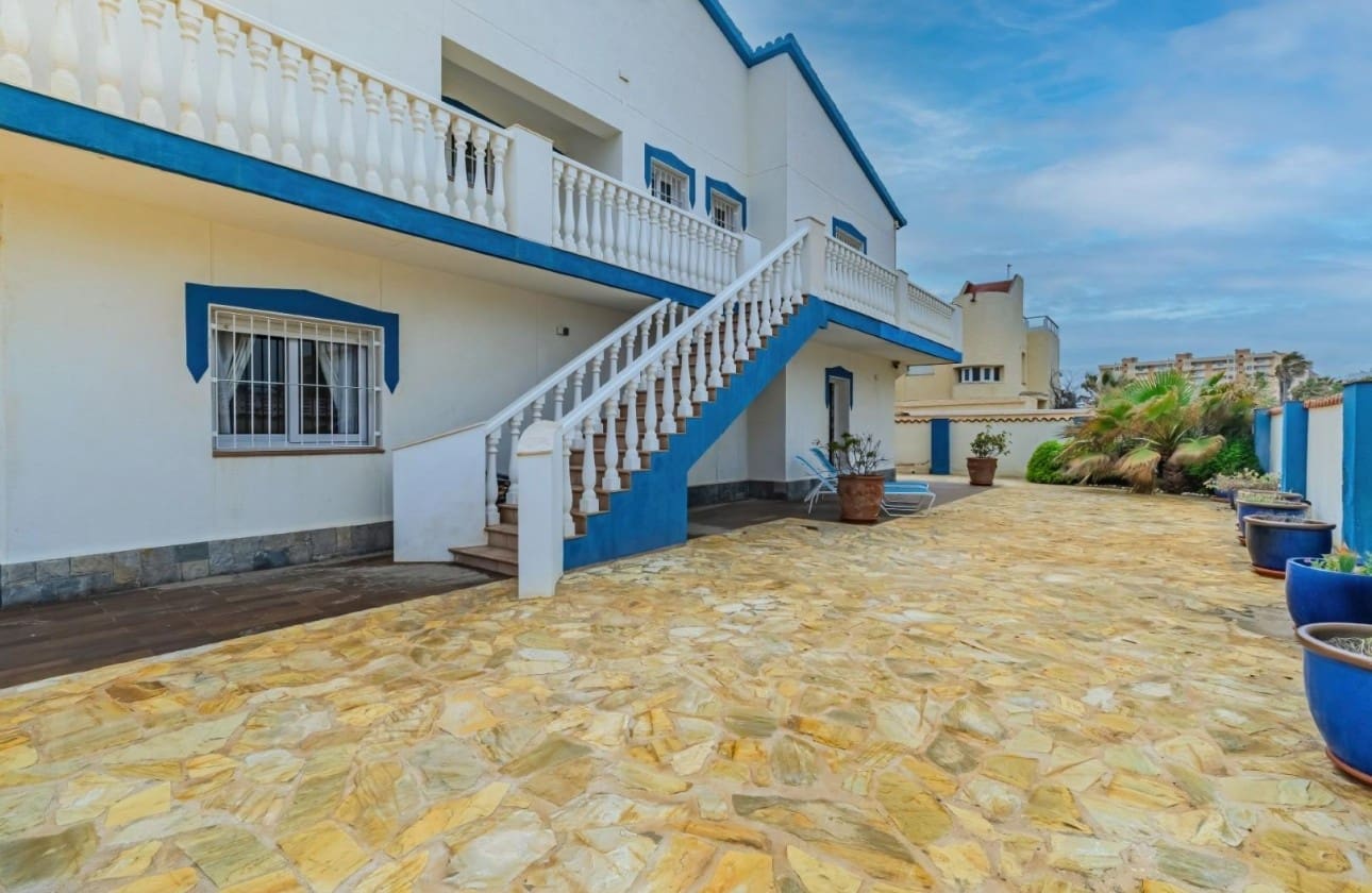 6 bedroom Villa for sale in La Manga del Mar Menor with garage - € 1,100,000 (Ref: 9462847)