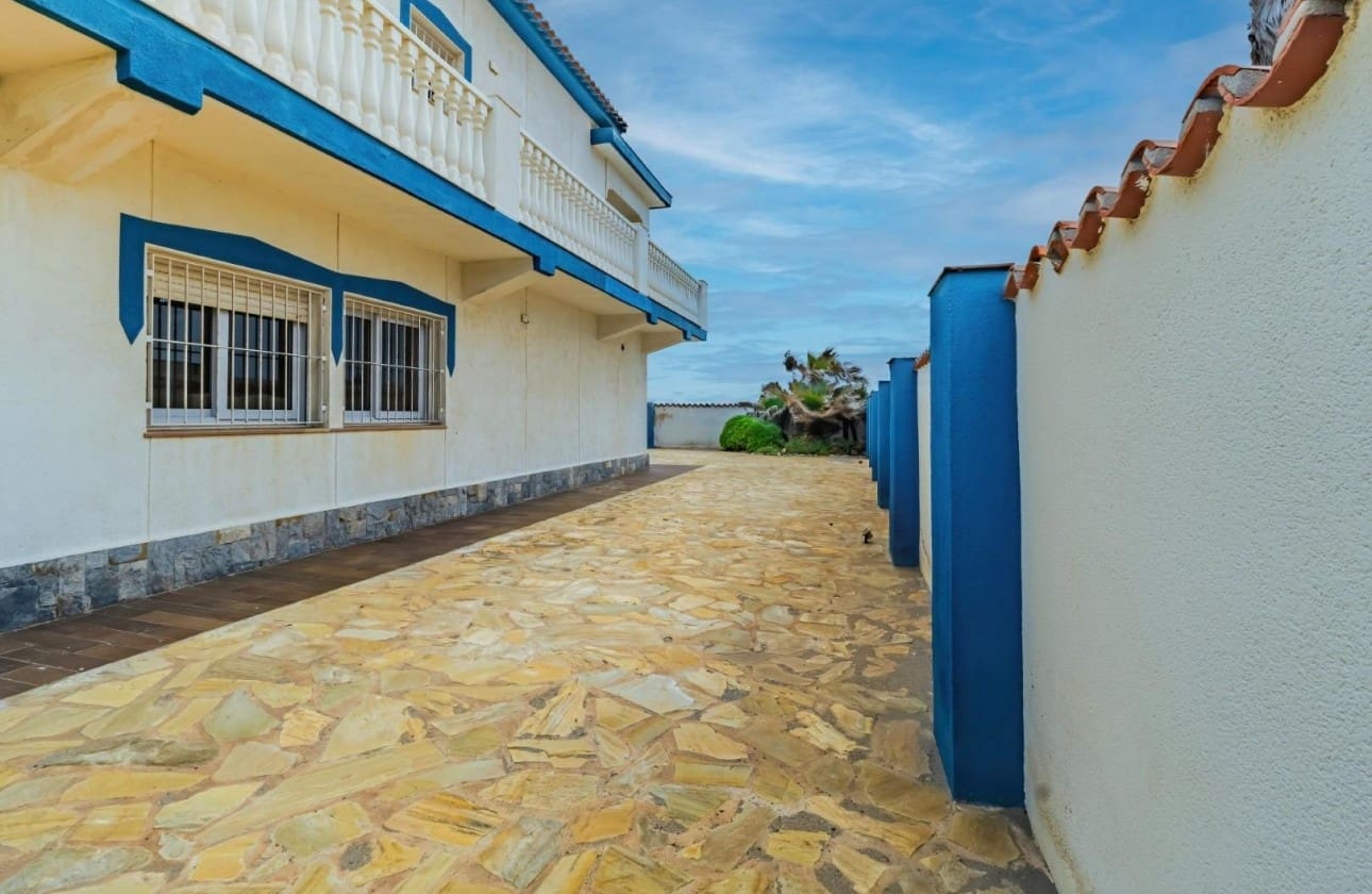 6 bedroom Villa for sale in La Manga del Mar Menor with garage - € 1,100,000 (Ref: 9462847)