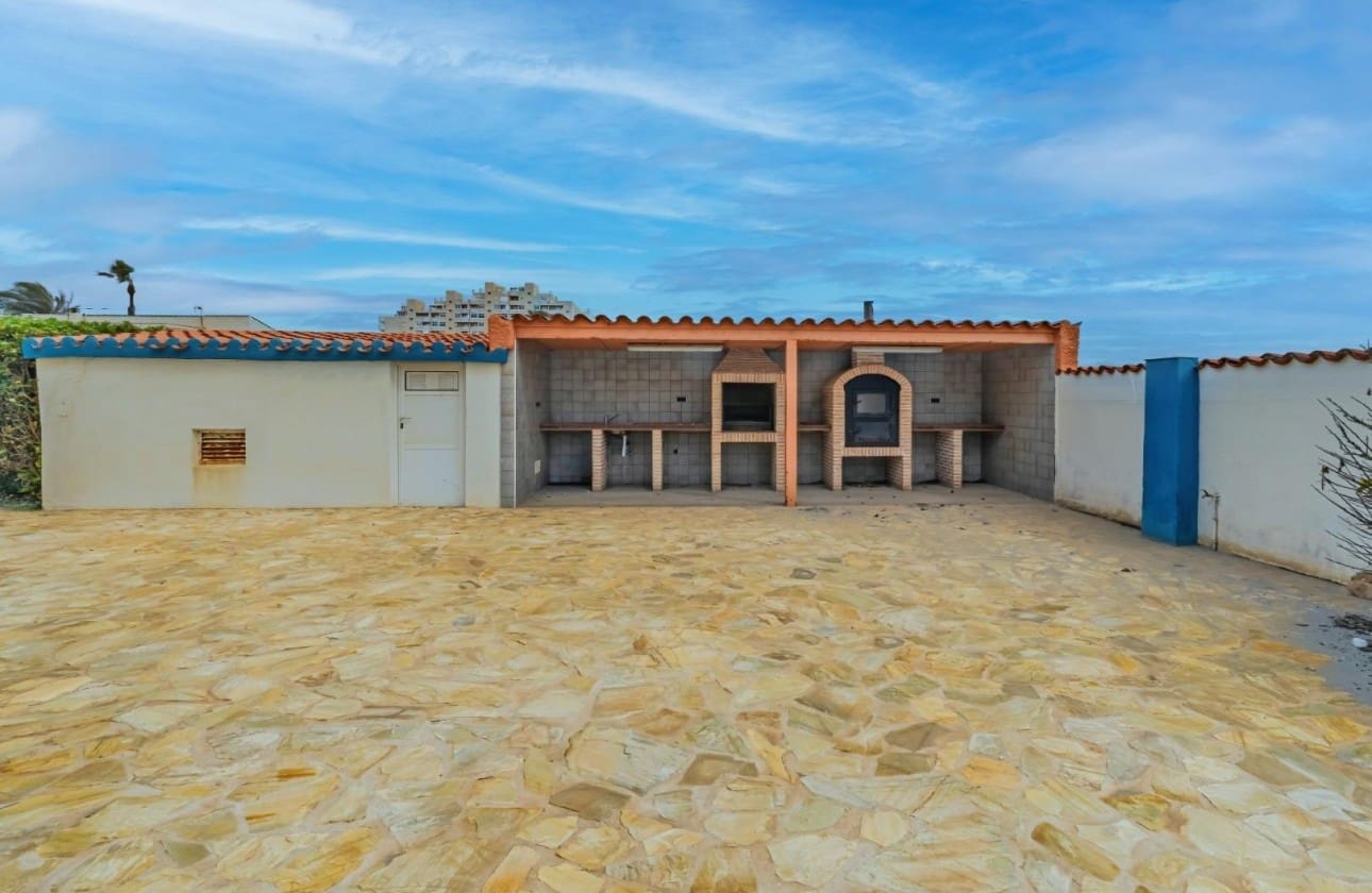6 bedroom Villa for sale in La Manga del Mar Menor with garage - € 1,100,000 (Ref: 9462847)