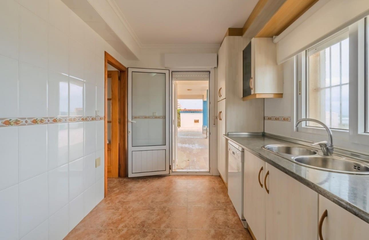 6 bedroom Villa for sale in La Manga del Mar Menor with garage - € 1,100,000 (Ref: 9462847)