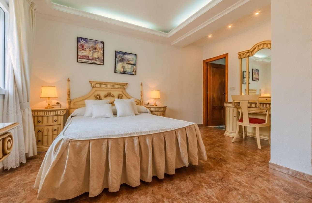 6 bedroom Villa for sale in La Manga del Mar Menor with garage - € 1,100,000 (Ref: 9462847)