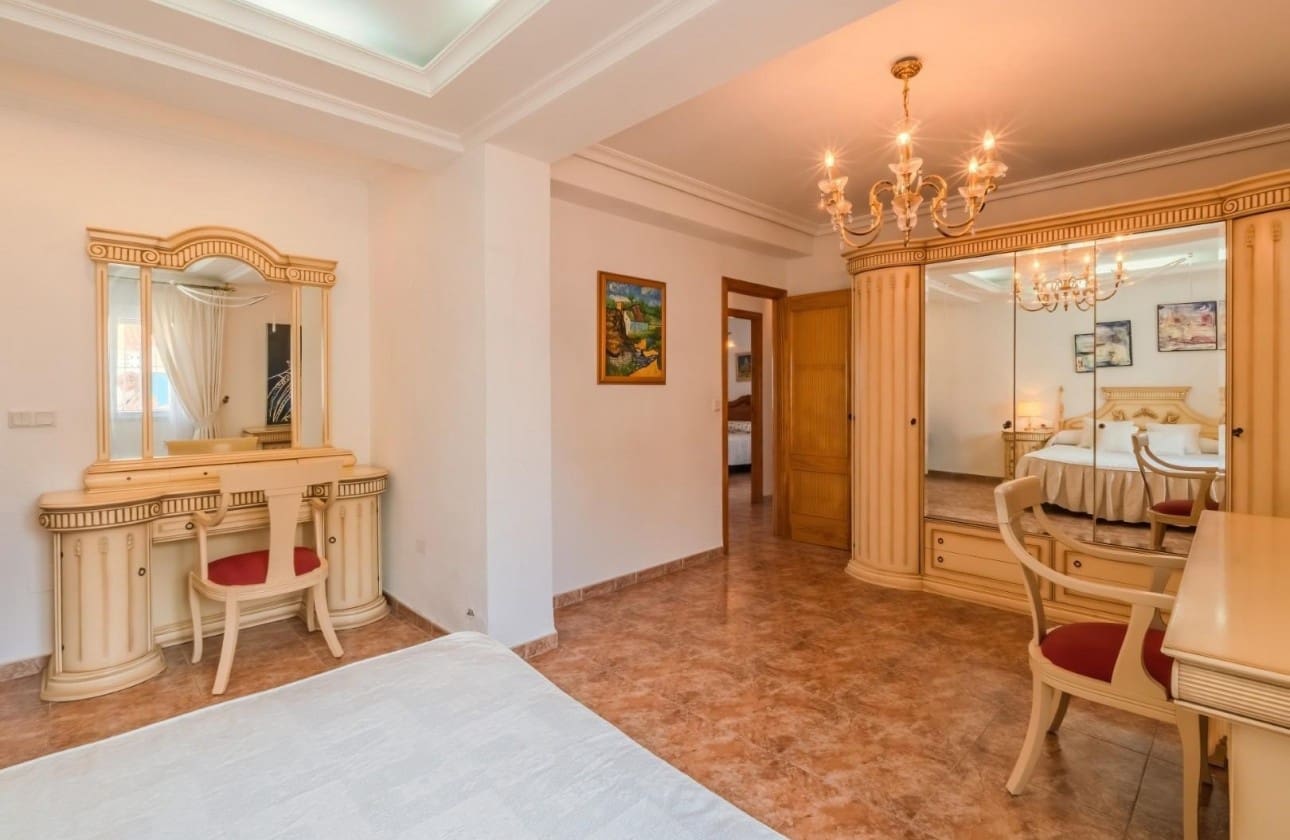 6 bedroom Villa for sale in La Manga del Mar Menor with garage - € 1,100,000 (Ref: 9462847)