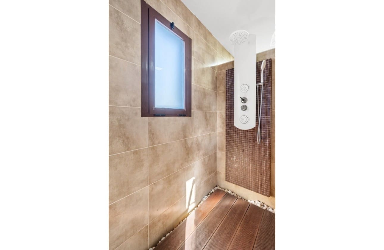 4 bedroom Villa for sale in Santa Pola with pool garage - € 799,000 (Ref: 9464917)