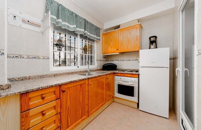 2 soverom Hus til salgs i Villamartin, Orihuela med svømmebasseng garasje - € 149 000 (Ref: 9465005)