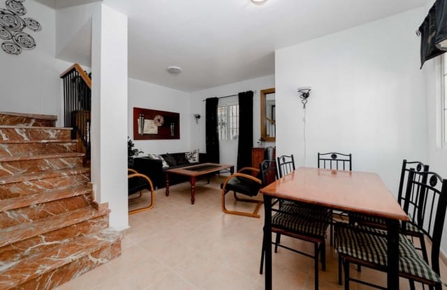 2 soverom Hus til salgs i Villamartin, Orihuela med svømmebasseng garasje - € 149 000 (Ref: 9465005)