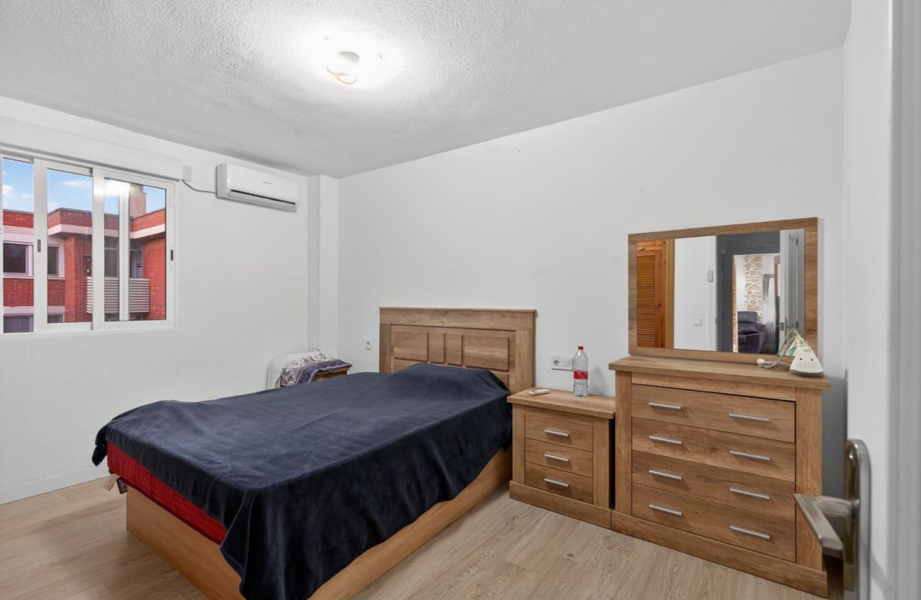 2 soveværelse Lejlighed til salg i Alicante by med swimmingpool - € 250.000 (Ref: 9606747)