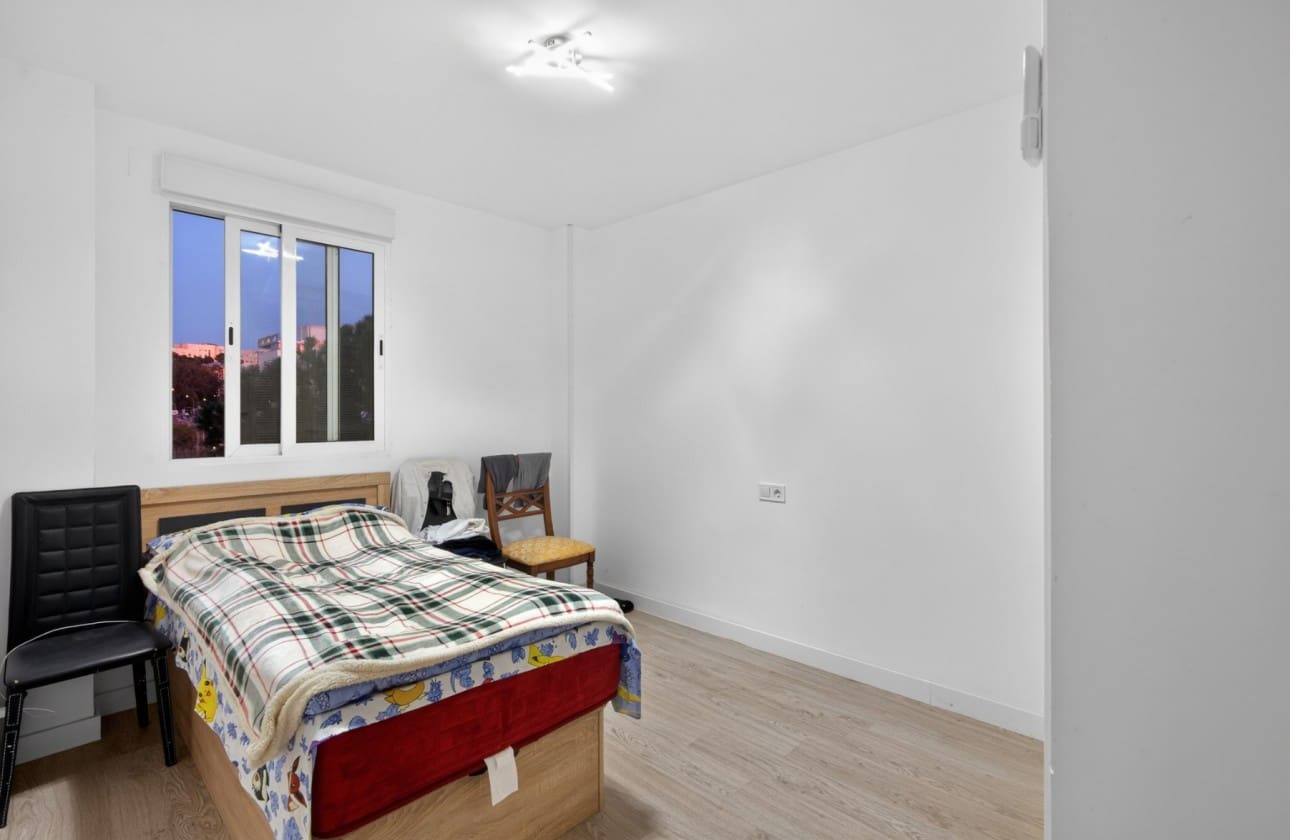 2 soveværelse Lejlighed til salg i Alicante by med swimmingpool - € 250.000 (Ref: 9606747)