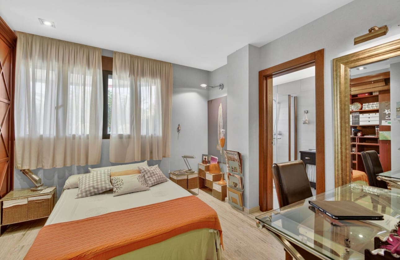 Chalet de 5 habitaciones en Santa Pola en venta con garaje - 749.000 € (Ref: 9624254)