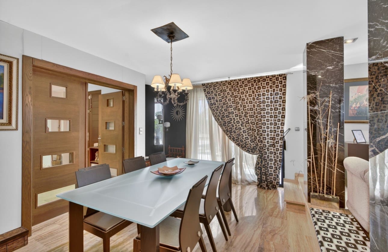 Chalet de 5 habitaciones en Santa Pola en venta con garaje - 749.000 € (Ref: 9624254)