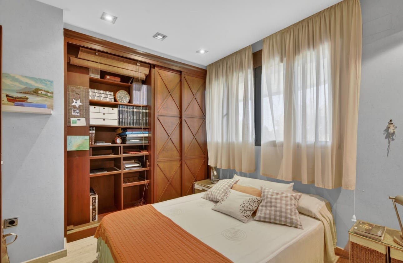 Chalet de 5 habitaciones en Santa Pola en venta con garaje - 749.000 € (Ref: 9624254)