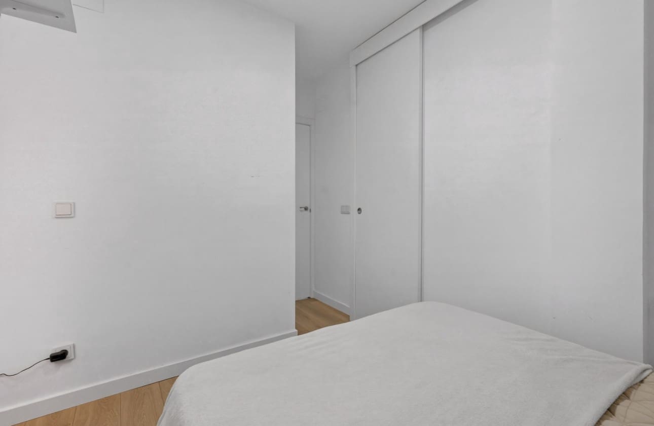 2 bedroom Apartment for sale in Alicante / Alacant city - € 290,000 (Ref: 9628312)