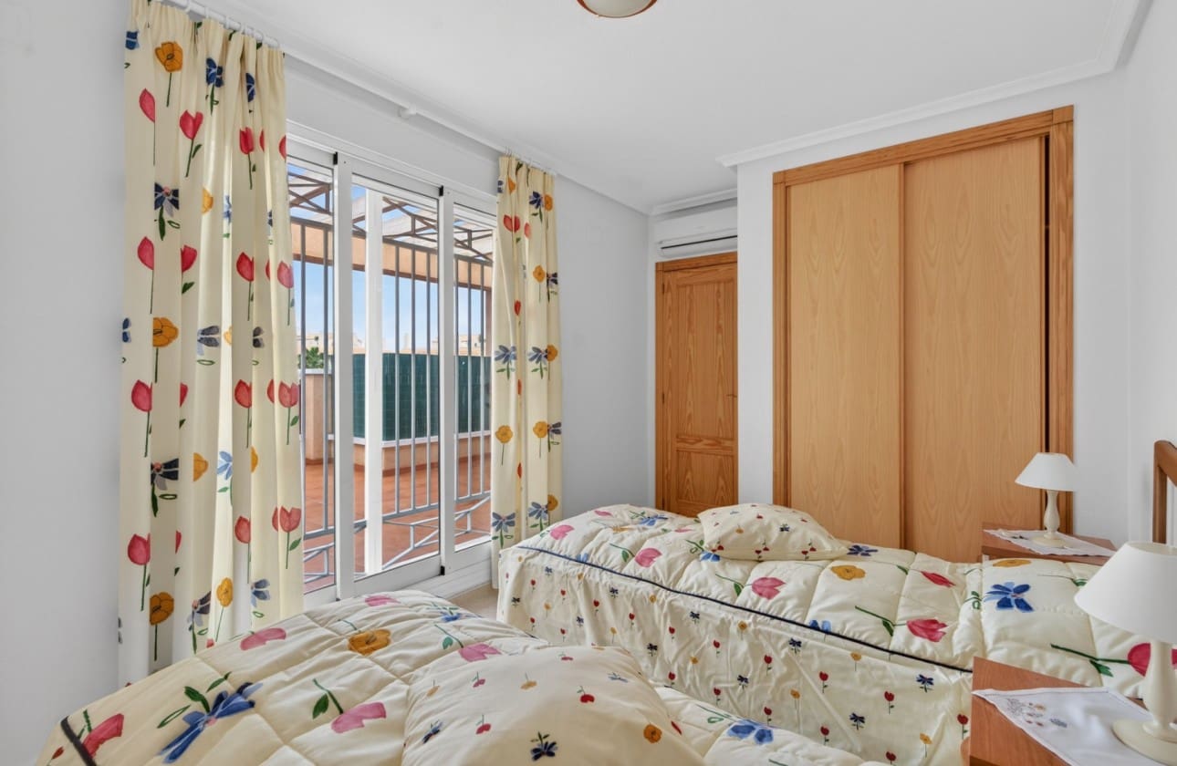 3 soverom Penthouse til salgs i Playa Flamenca med svømmebasseng garasje - € 379 000 (Ref: 9640381)