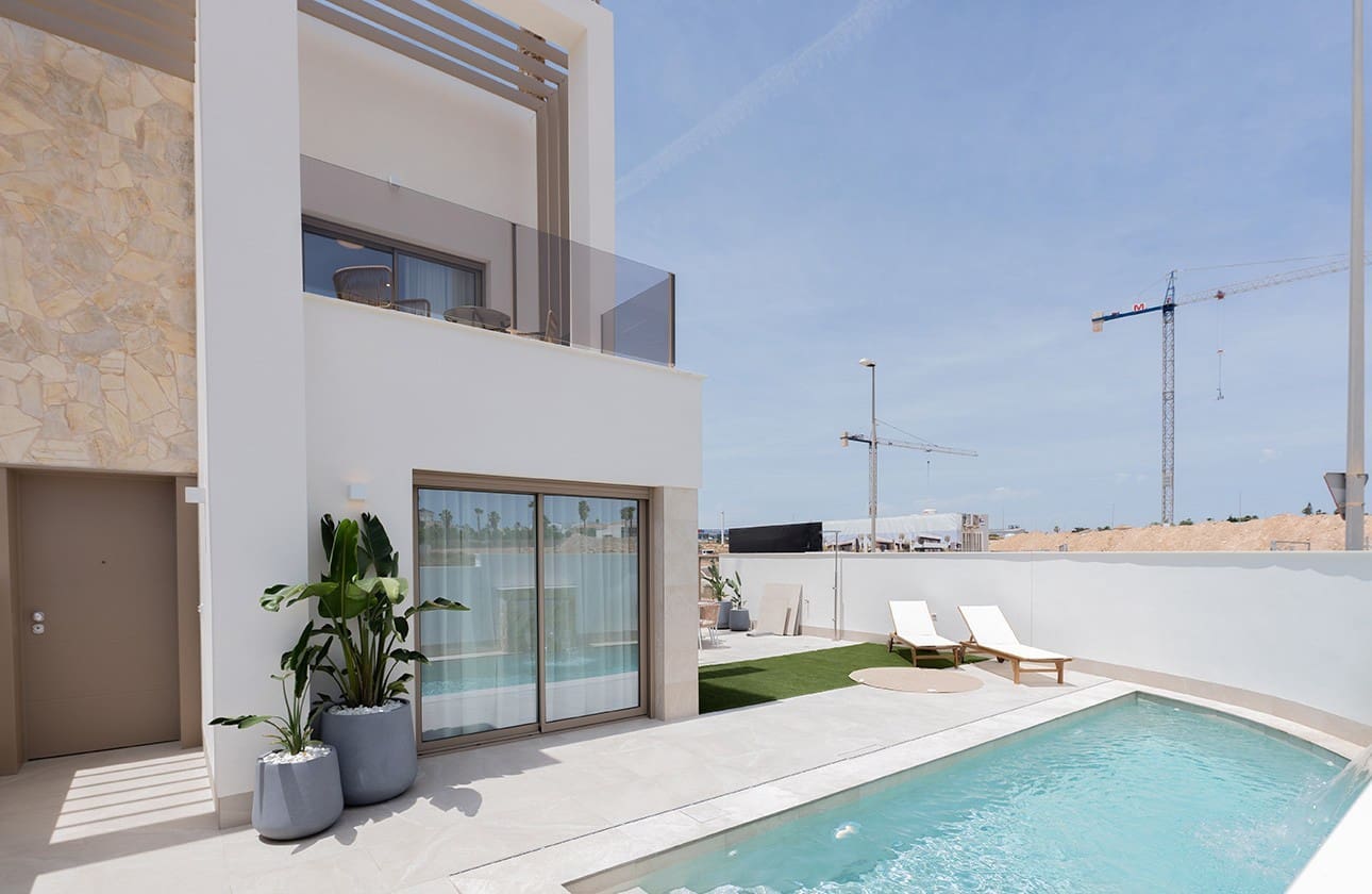 3 soveværelse Rækkehus til salg i Los Alcazares med swimmingpool garage - € 465.000 (Ref: 9679150)