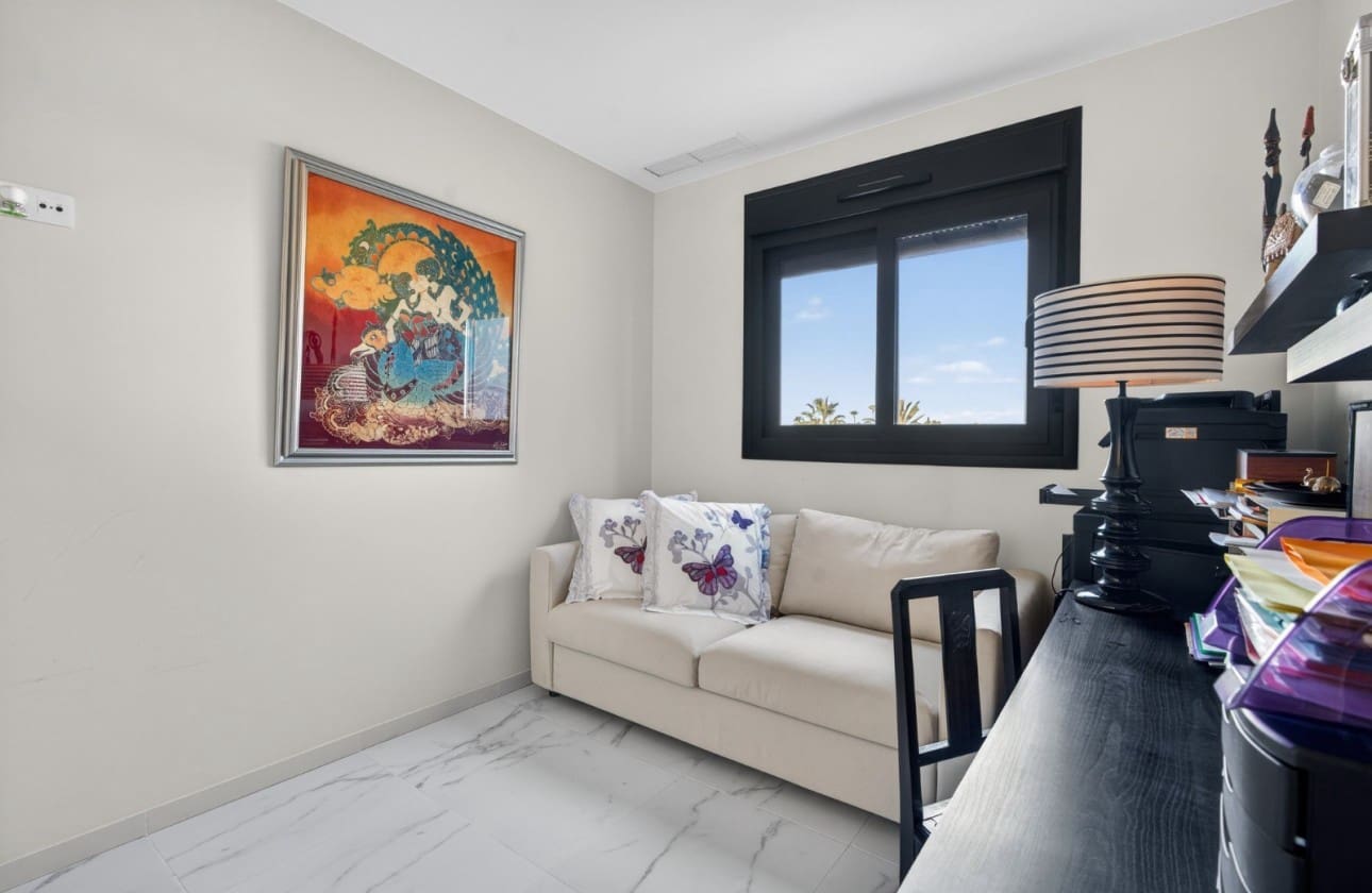 Apartamento de 2 habitaciones en Torrevieja en venta con piscina - 248.000 € (Ref: 9772605)