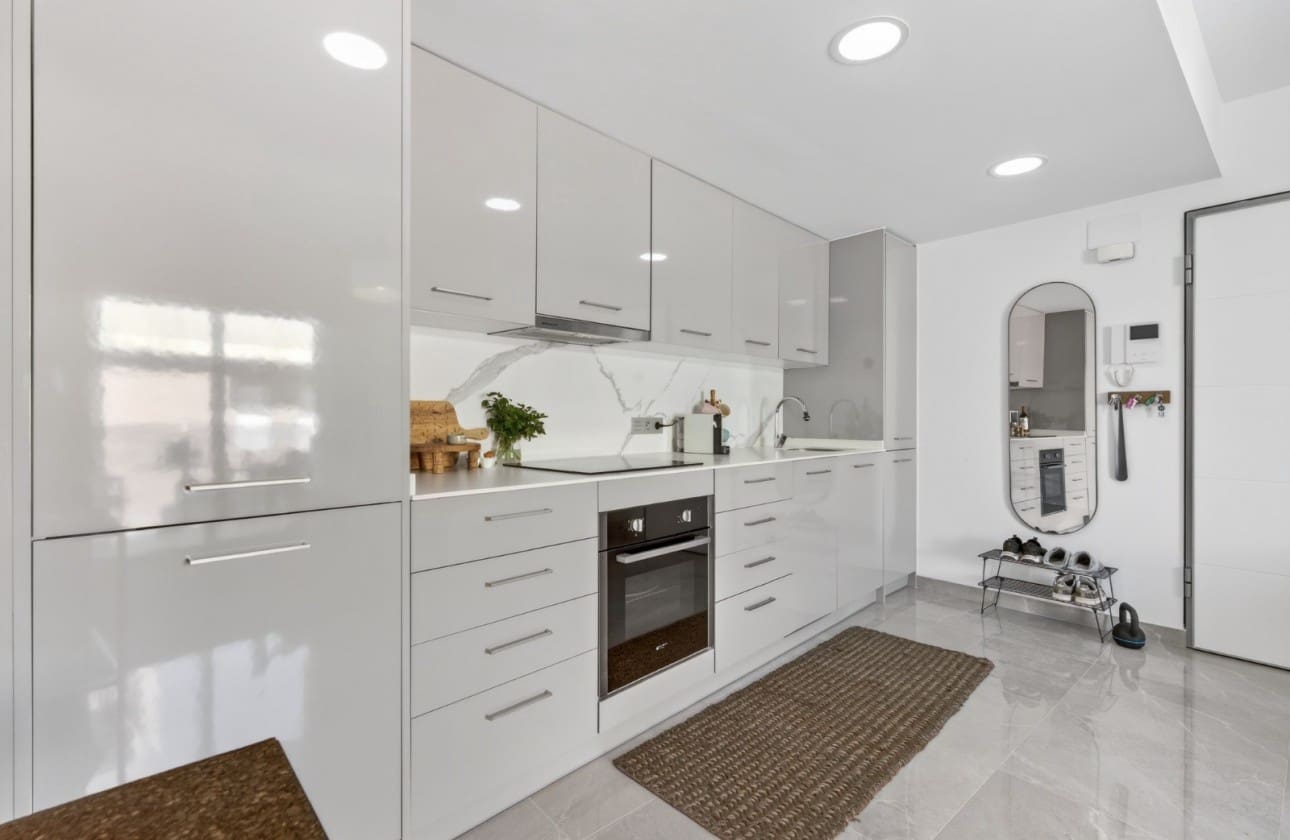 Apartamento de 2 habitaciones en Torrevieja en venta con piscina - 248.000 € (Ref: 9772605)