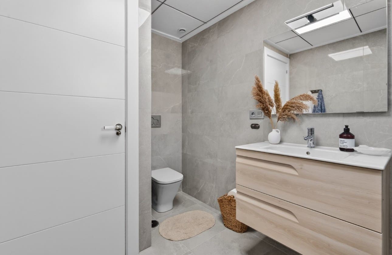 Apartamento de 2 habitaciones en Torrevieja en venta con piscina - 248.000 € (Ref: 9772605)