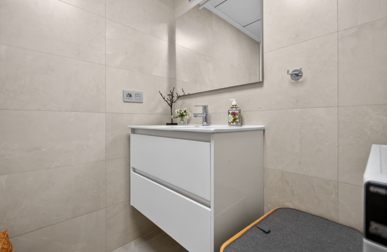 Apartamento de 2 habitaciones en Torrevieja en venta con piscina - 248.000 € (Ref: 9772605)