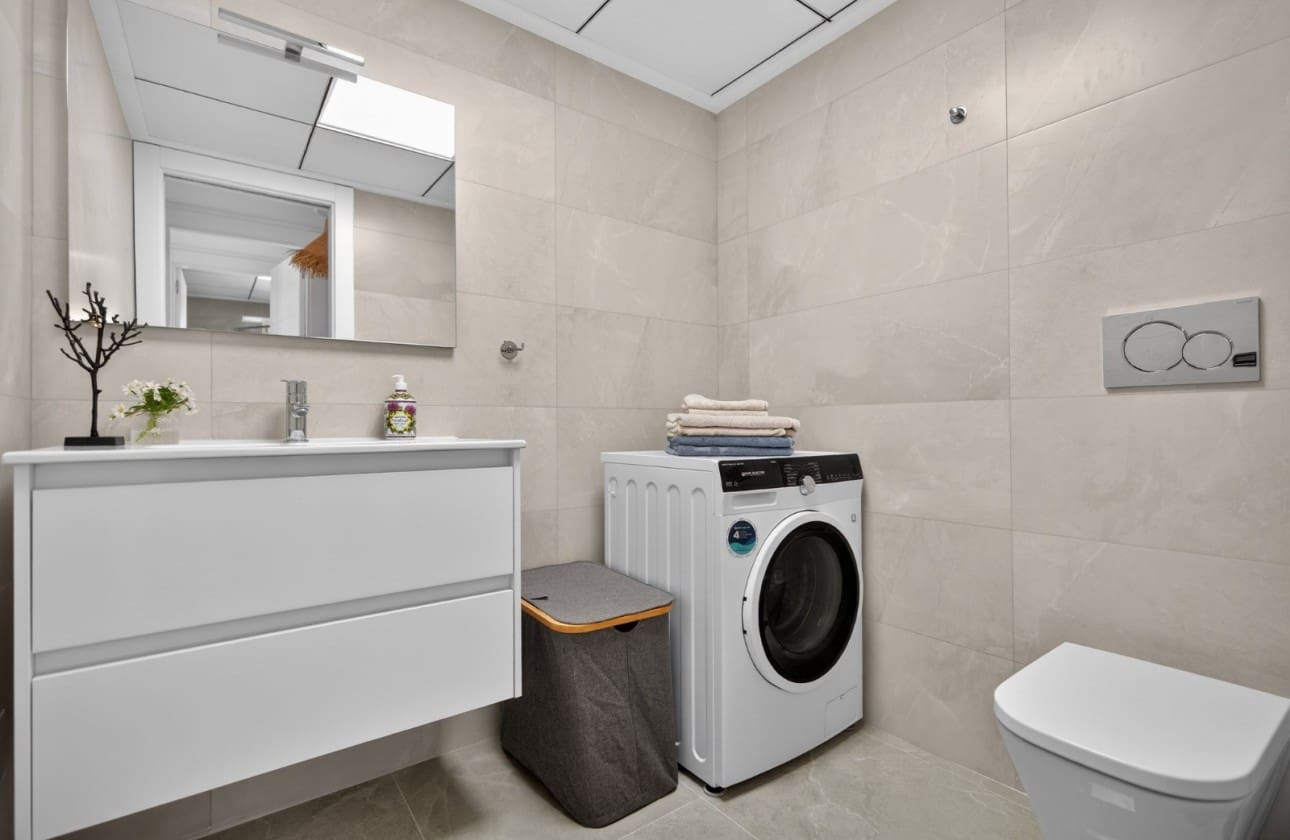 Apartamento de 2 habitaciones en Torrevieja en venta con piscina - 248.000 € (Ref: 9772605)