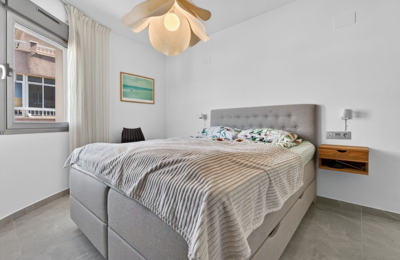 Apartamento de 2 habitaciones en Torrevieja en venta con piscina - 248.000 € (Ref: 9772605)