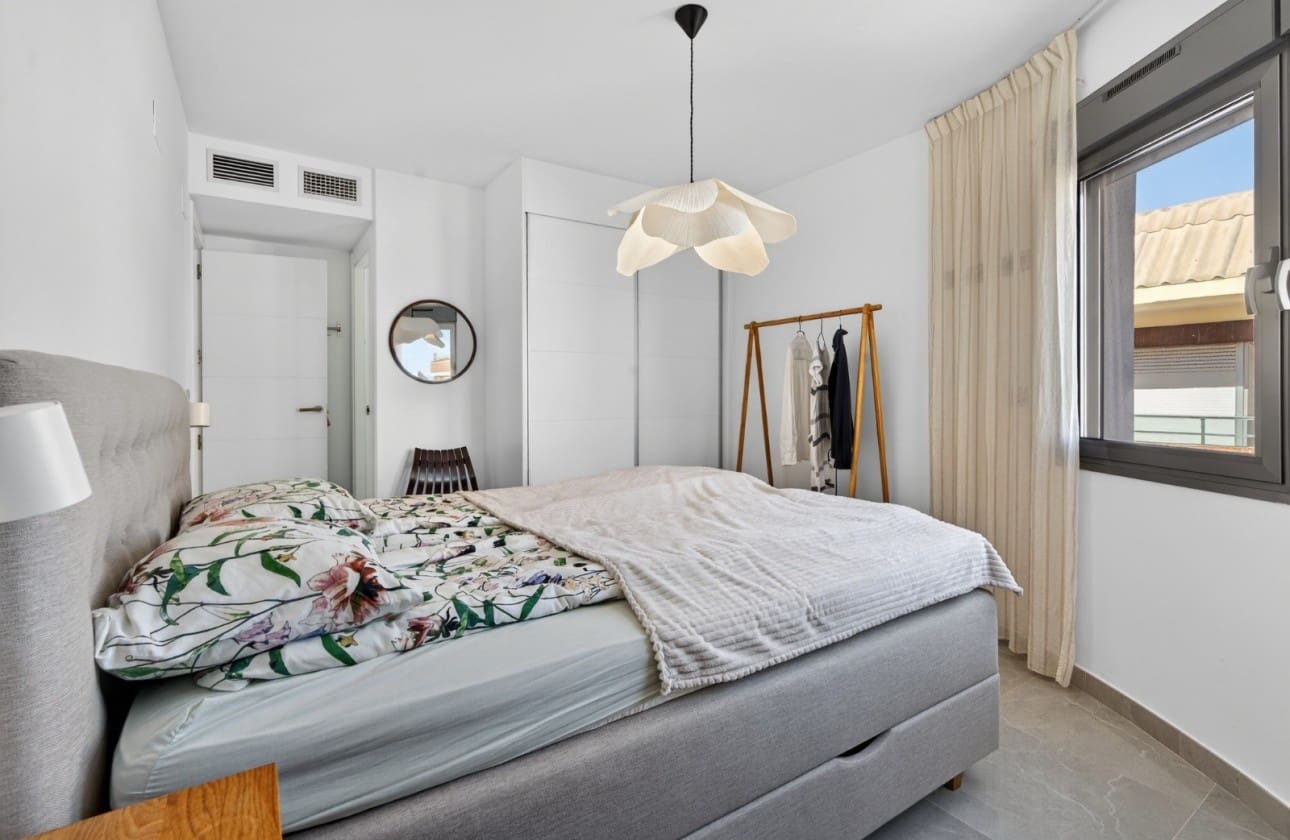 Apartamento de 2 habitaciones en Torrevieja en venta con piscina - 248.000 € (Ref: 9772605)