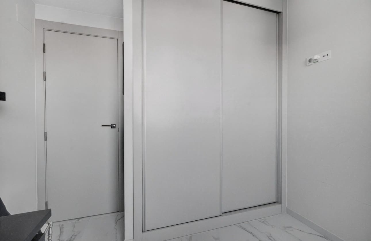 Apartamento de 2 habitaciones en Torrevieja en venta con piscina - 248.000 € (Ref: 9772605)