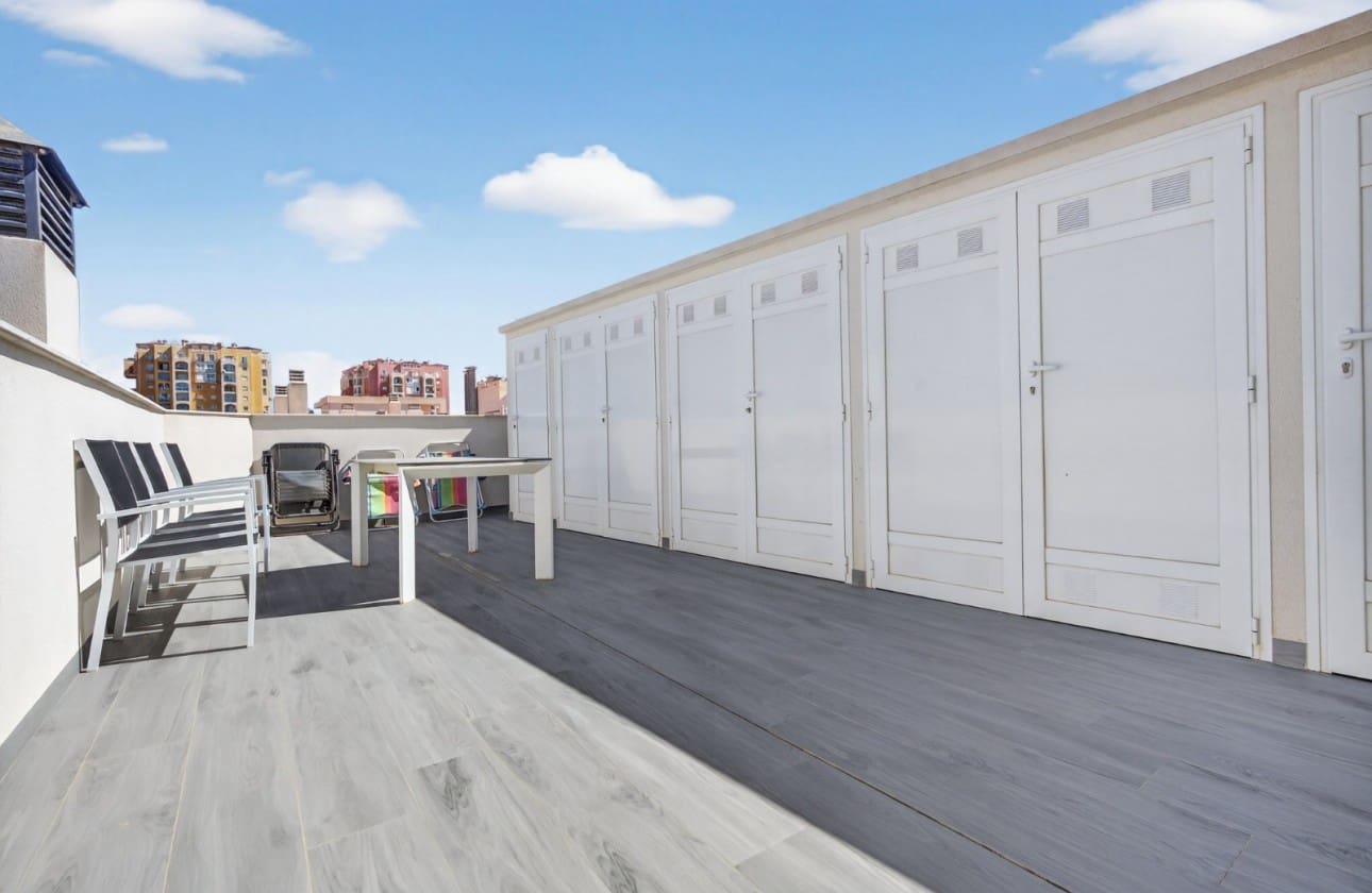 Apartamento de 2 habitaciones en Torrevieja en venta con piscina - 248.000 € (Ref: 9772605)