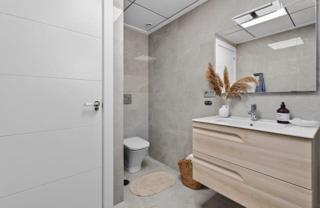 Apartamento de 2 habitaciones en Playa de los Locos, Torrevieja en venta con piscina - 248.000 € (Ref: 9772605)