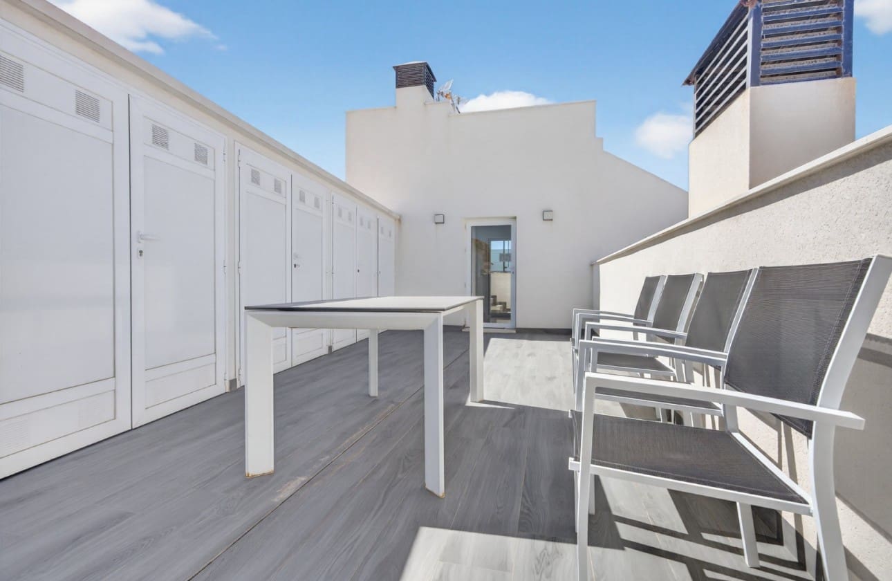 Apartamento de 2 habitaciones en Torrevieja en venta con piscina - 248.000 € (Ref: 9772605)