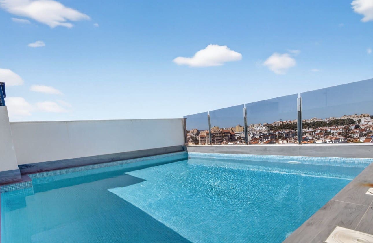 Apartamento de 2 habitaciones en Torrevieja en venta con piscina - 248.000 € (Ref: 9772605)