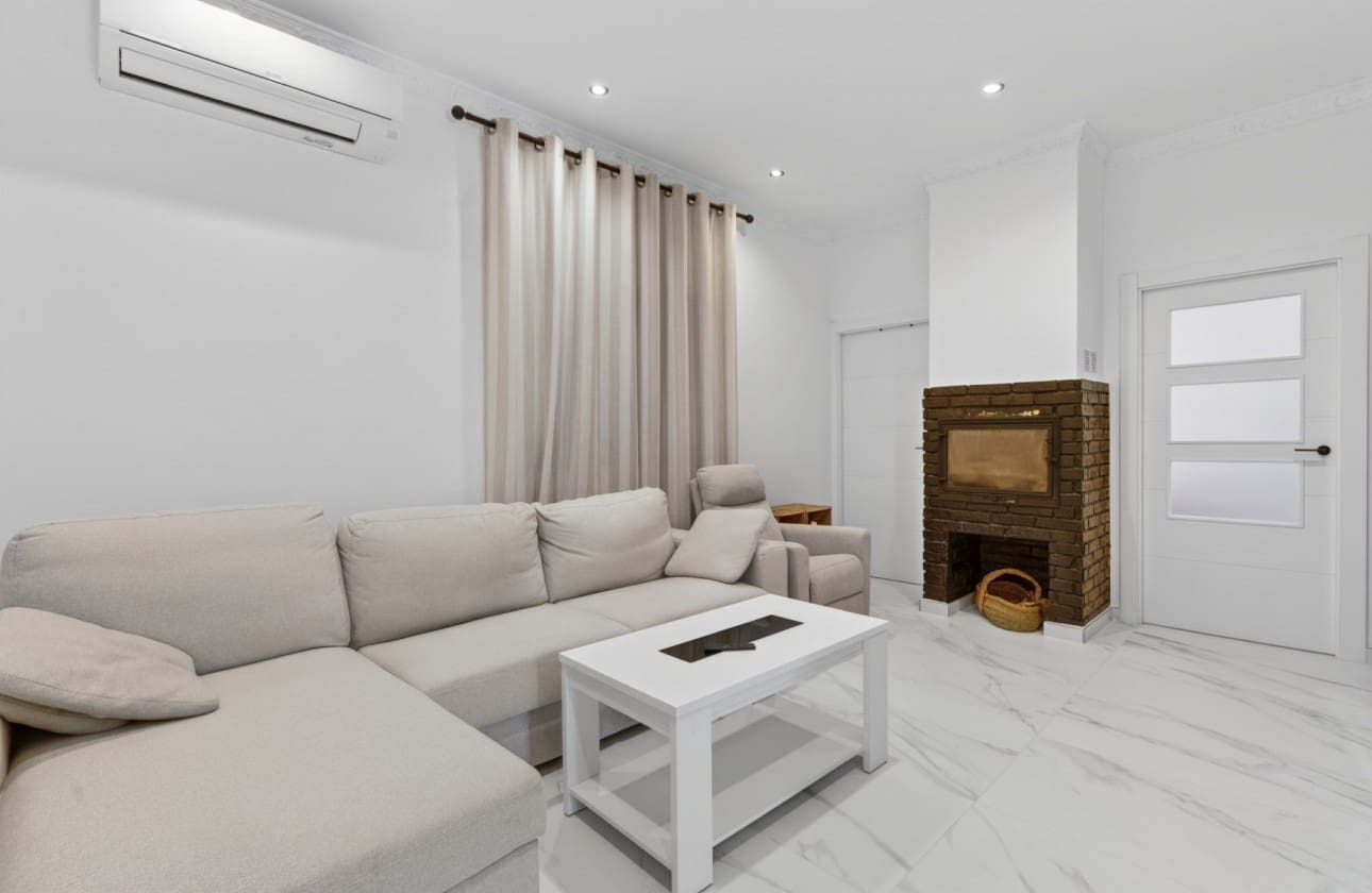 3 makuuhuone Huvila myytävänä paikassa El Altet mukana uima-altaan 
autotalli - 670 000 € (Ref: 9798383)