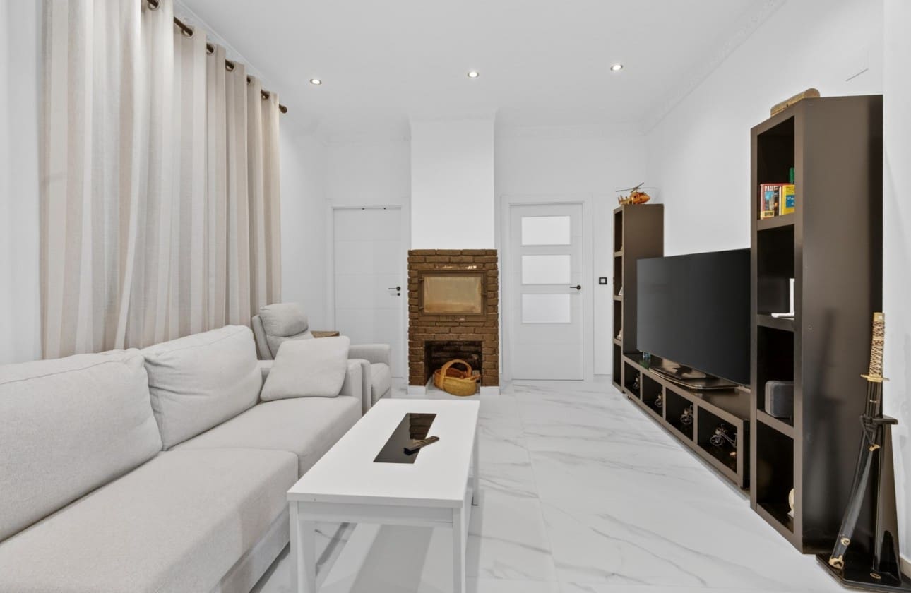 3 makuuhuone Huvila myytävänä paikassa El Altet mukana uima-altaan 
autotalli - 670 000 € (Ref: 9798383)